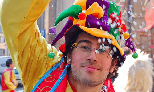 Homem no carnaval de rua