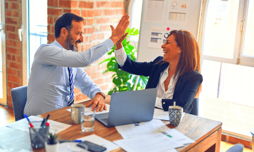 Duas pessoas alegres comemorando mindset ágil