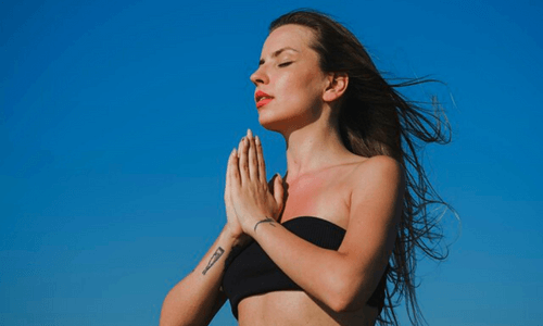 mulher praticando meditação spotify