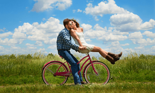 Casal feliz na bicicleta 