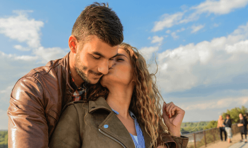 Casal enamorado relacionamento saudável e feliz