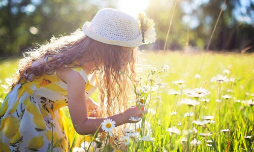 mulher no campo com flores