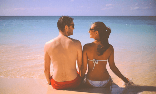 Casal na praia inteligência emocional