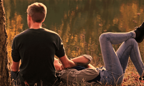 casal no parque reconquistando interesse