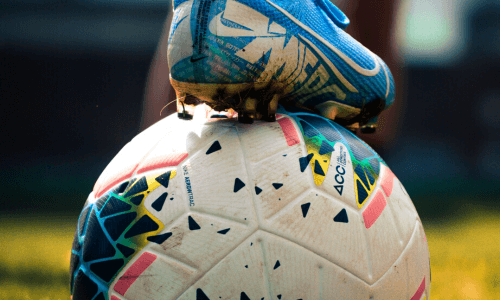 Chuteira na bola de futebol