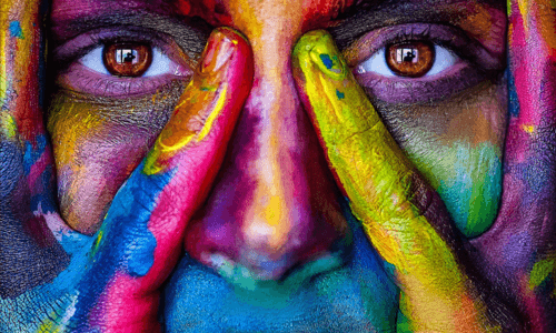 pessoa colorida com emoções variadas