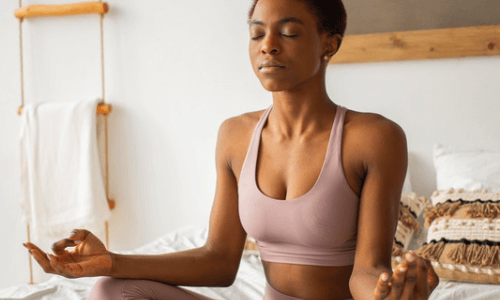 mulher meditando na cama para dormir 