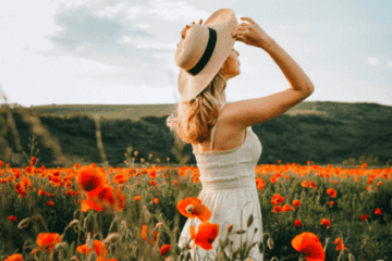 Mulher no campo com flores mentalidade de crescimento