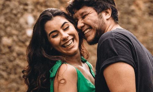 casal feliz relacionamento à distância