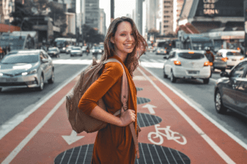 mulher sorrindo numa avenida mentalidade de crescimento