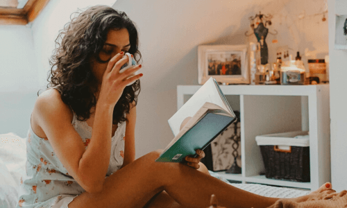 mulher lendo livro autoconhecimento