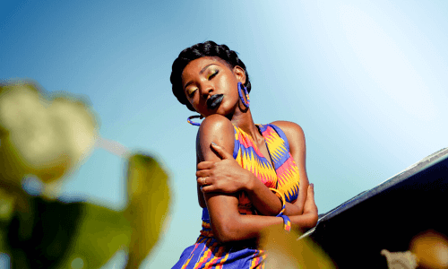 mulher se abraçando autoconhecimento