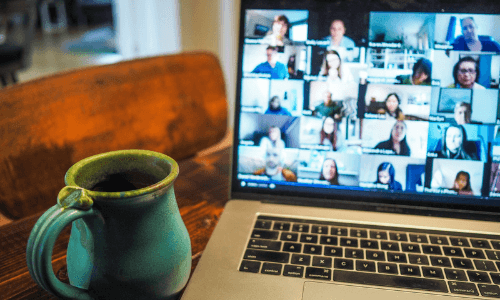 notebook com alunos do curso online para empreender em 2024