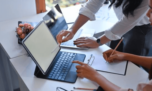 pessoas trabalhando notebook sucesso financeiro